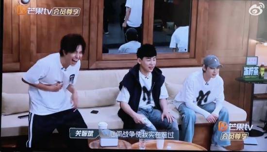 贝儿看陆毅《披哥》笑超大声 伯远上线与其互动