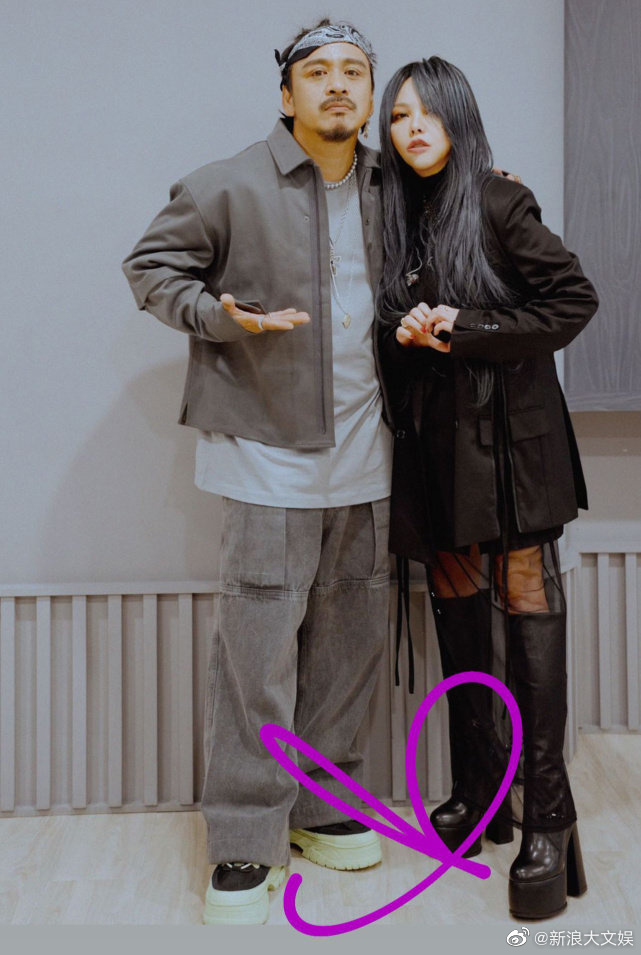 张惠妹晒与好友合影 长发披肩穿黑裙秀修长美腿