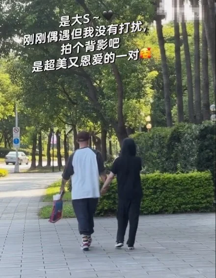 网友偶遇大S具俊晔夫妇，牵手散步甜蜜恩爱