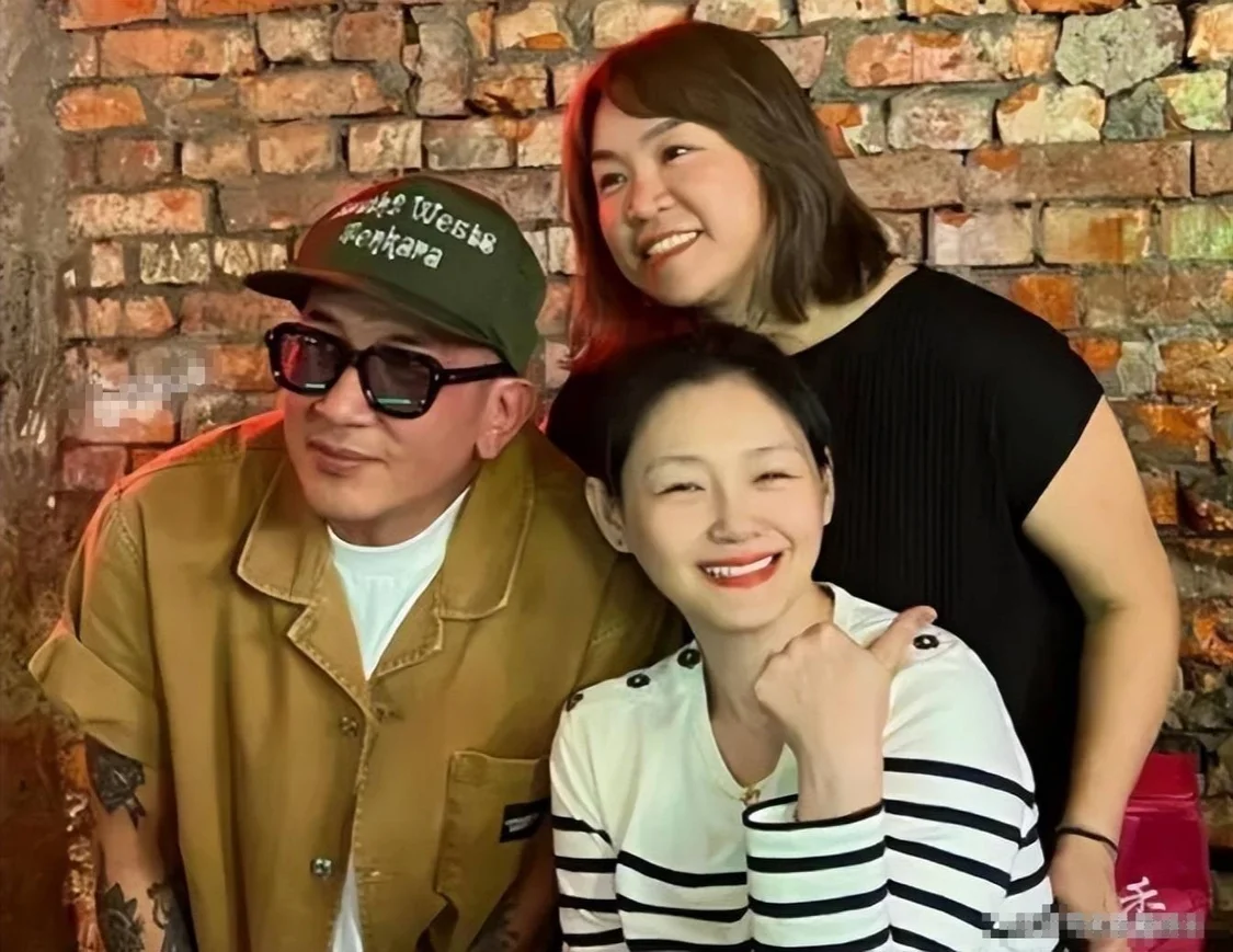 大S和老公牵手坐车，庆功宴都是荤菜，大S什么时候开始吃荤了