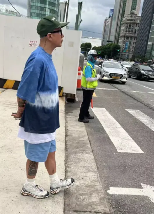 路人首尔偶遇具俊晔逛街，网友：一股老人味 ，大S是真的饿了！