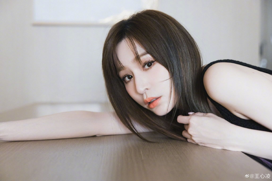 王心凌三月第一条微博晒美照 黑色吊带针织裙发丝随风飘扬