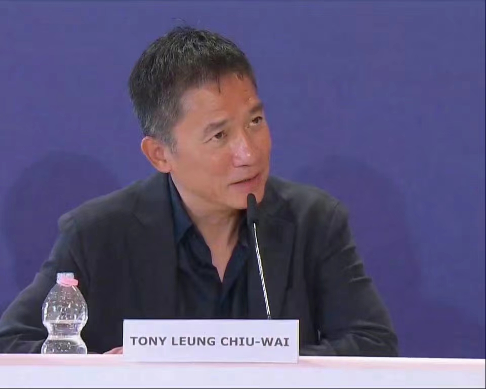 原创            李安为梁朝伟颁发威尼斯终身成就奖，其喜极而泣，抹眼泪也太可爱