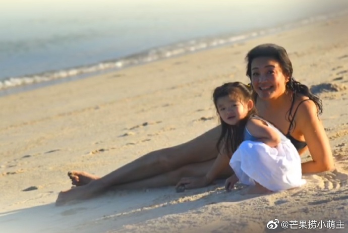张兰晒与孙女小玥儿合影旧照 穿泳装躺沙滩温馨十足