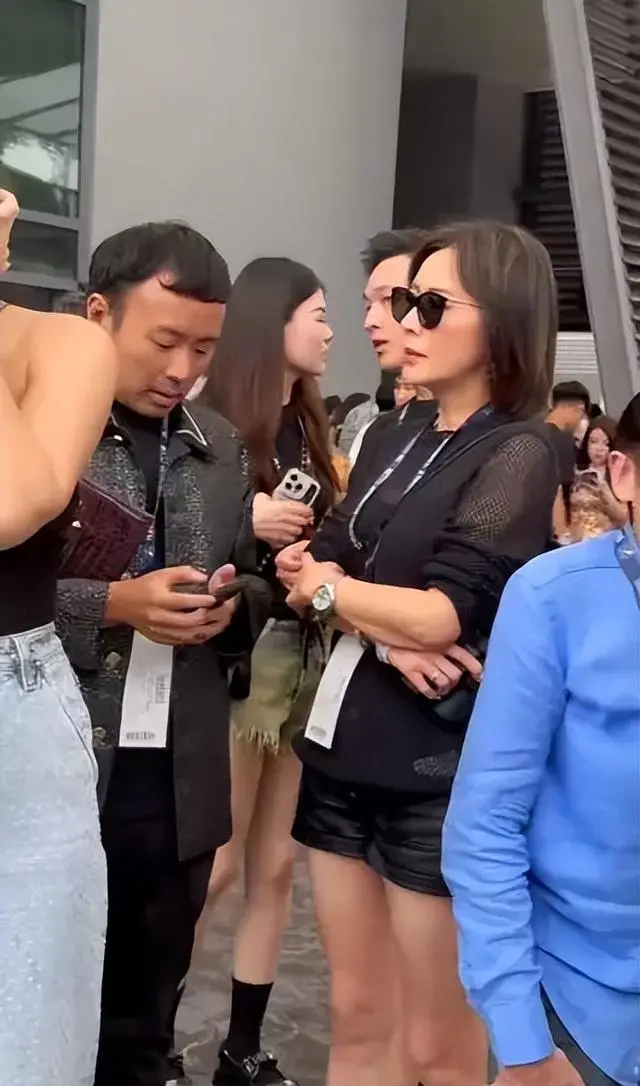梦幻联动！刘嘉玲现身霉霉Taylor Swift新加坡演唱会