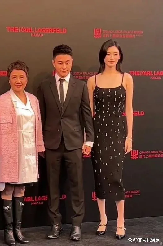 赌王家族罕见同框，豪门子女的穿搭遭吐槽，网友调侃“娘矮矮一窝”