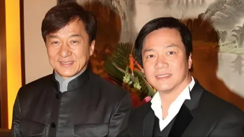 他是成龙最重要的人，曾和林心如同居8年，如今娶35岁娇妻胖成球