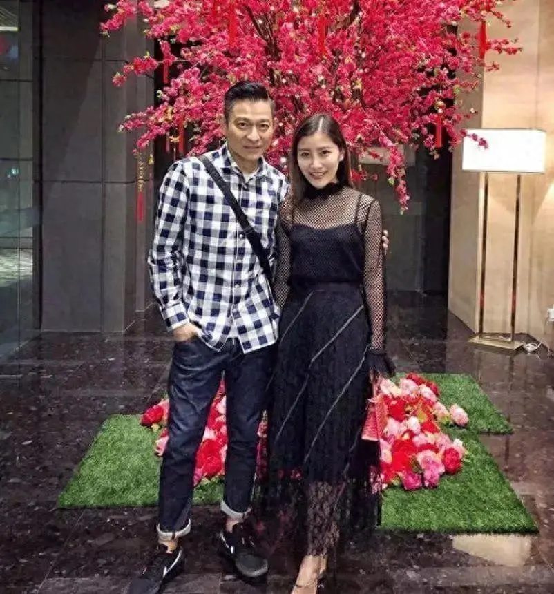 刘德华和小姨子合照，61岁帅气依旧，34岁小姨子穿半透裙韵味十足