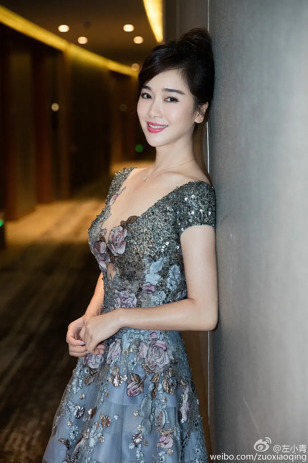 “越熟越美”左小青，身材丰满撩人，离异带女儿，竟还是姜文带出道？