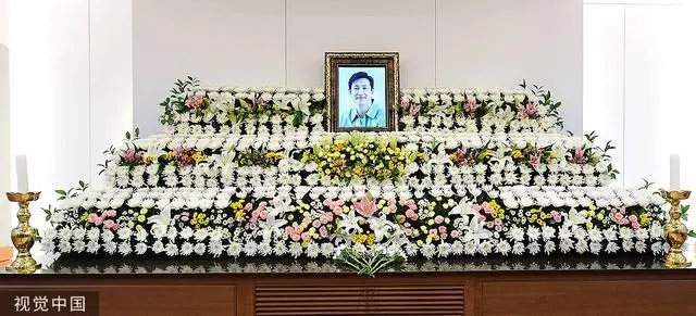 已故韩国演员李善均灵堂布置于首尔大学医院葬礼场 许光汉现身悼念