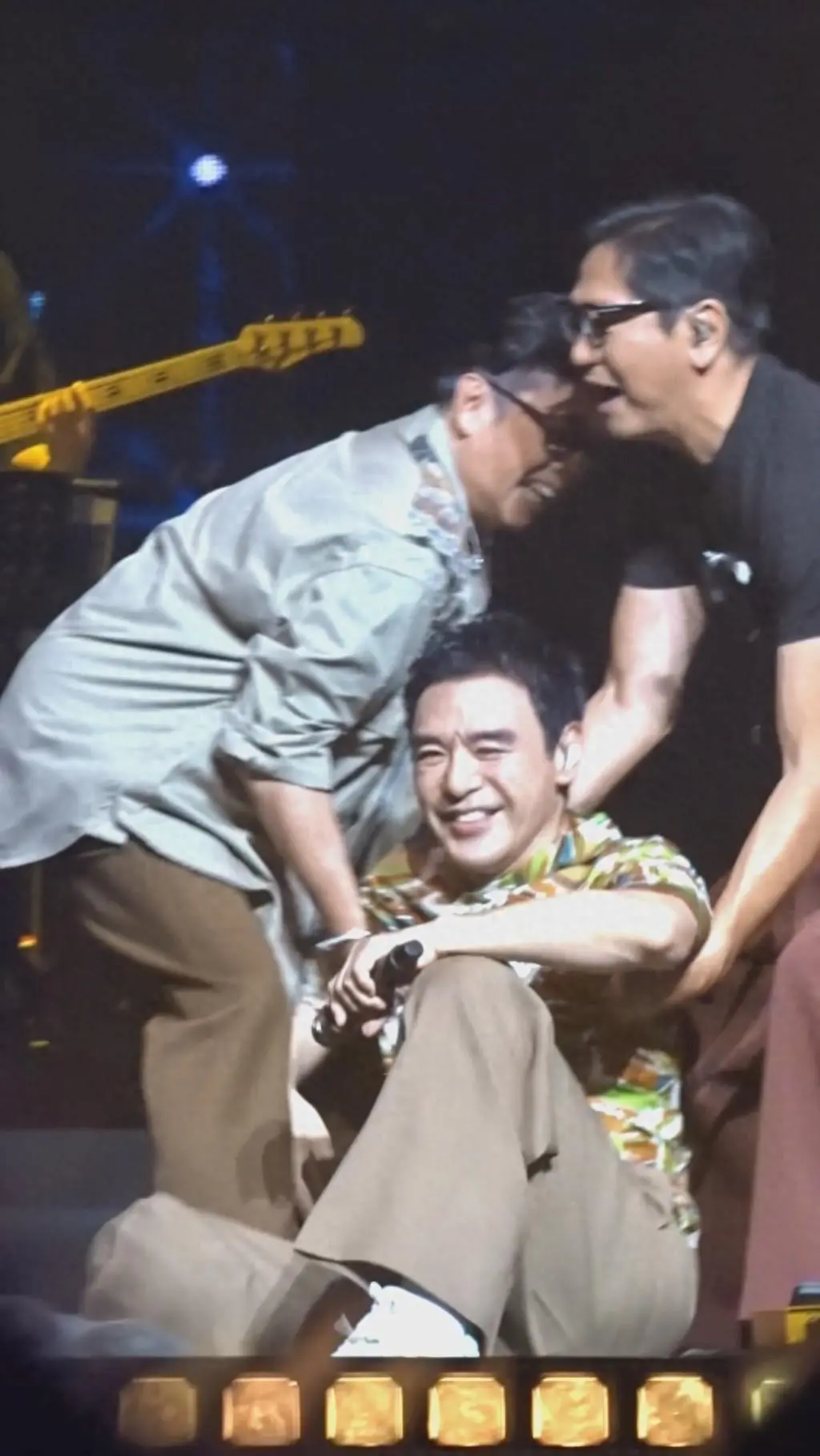 71岁钟镇涛温拿巡唱两度摔倒！四脚朝天倒在地上陈友扶人亦摔倒