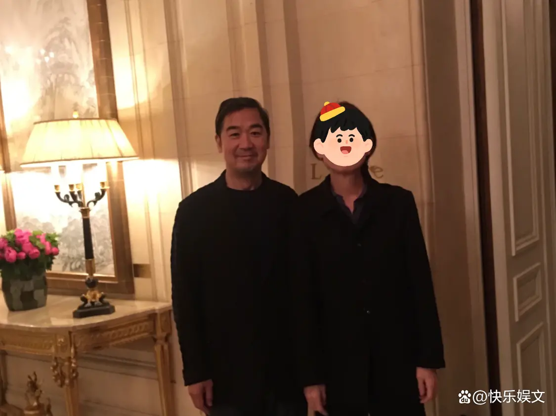 68岁张国立疑定居法国！紧搂邓婕现身高档餐厅