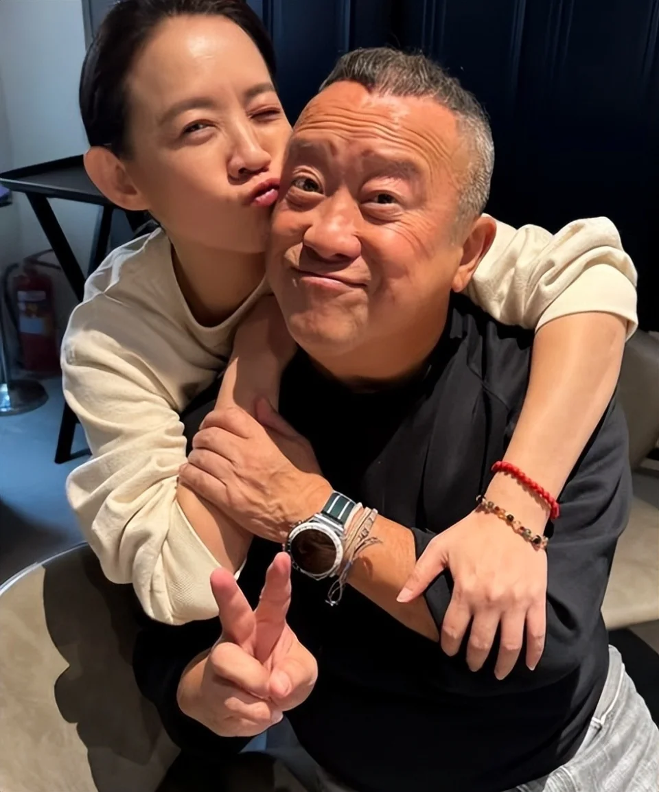 71岁曾志伟丧偶4年两鬓斑白，自曝和4个子女“四分五裂”很难吃上团圆饭