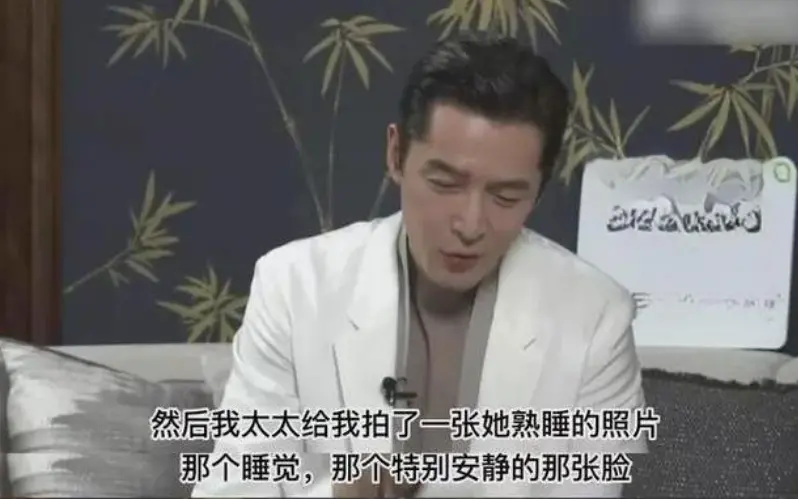 胡歌为黄曦宁家乡录拜年视频，以女婿身份自居，视频在当地广场播放