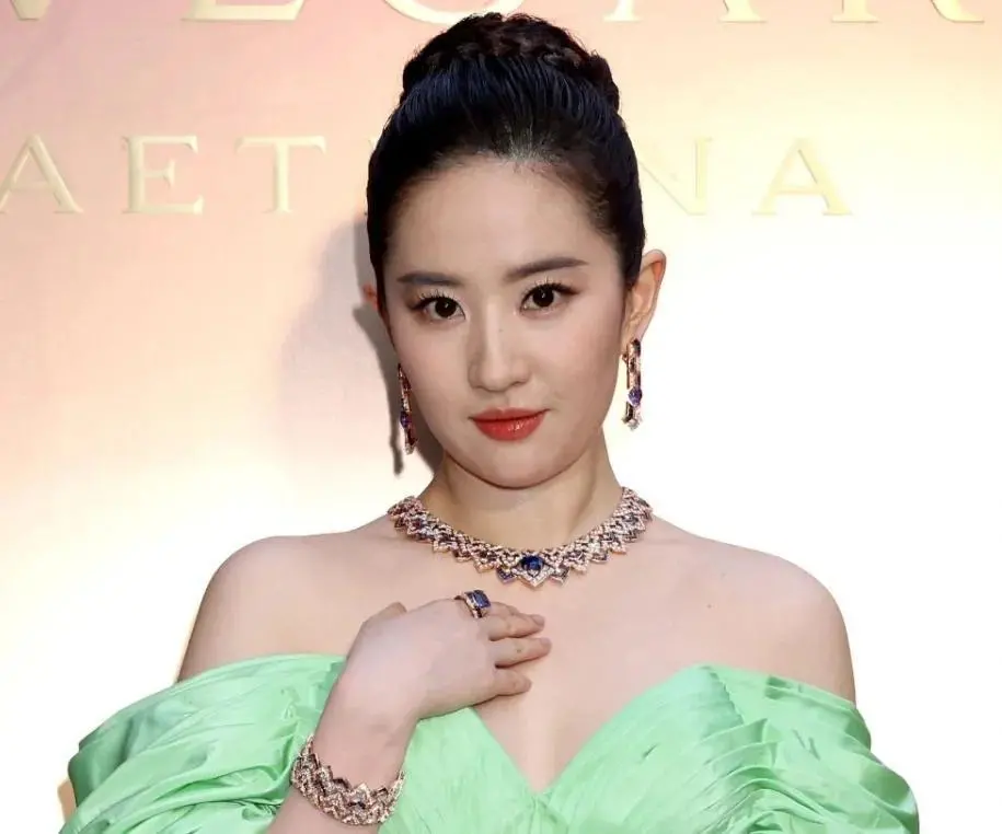 解气！日本女星森星抢刘亦菲、舒淇位置，直接遭活动主办方除名