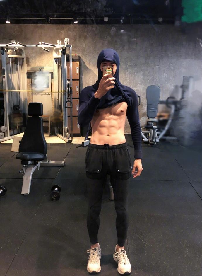说到做到！《封神》票房破25亿杨玏晒腹肌照