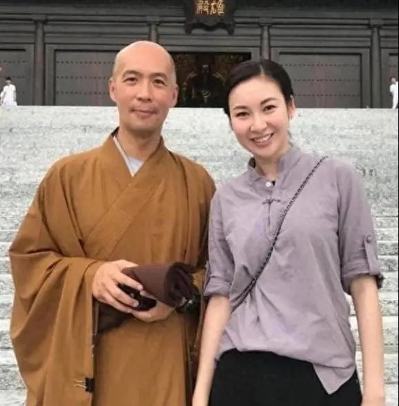 知名港星出家13年罕见现身，衣服残旧胡子花白，在李嘉诚捐建寺庙修行