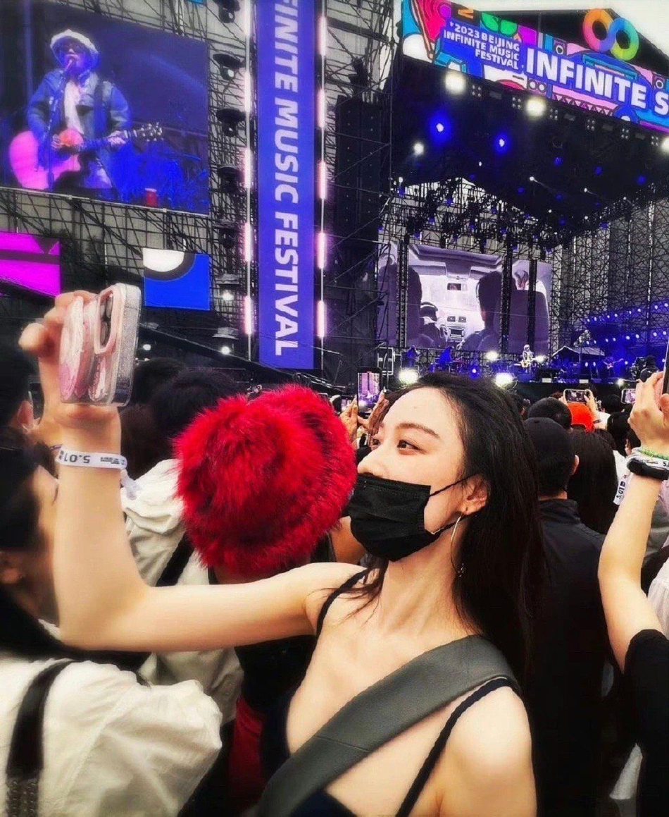 陈妍希倪妮一起看音乐节 大方和路人合照生图超抗打