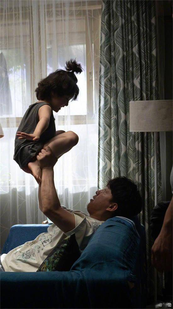 黄渤晒《学爸》幕后照 与“儿子”互动温馨有爱