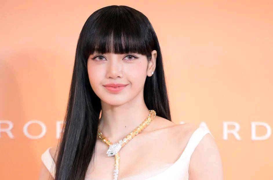 原创
            Lisa登台版ELLE封面，嘴唇乌紫！官网赞疯马秀，内涵大陆观念落后